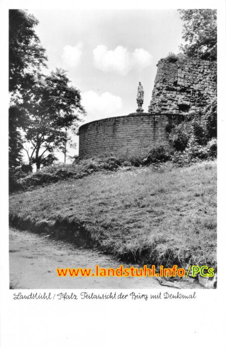 Teilansicht der Burg mit Denkmal