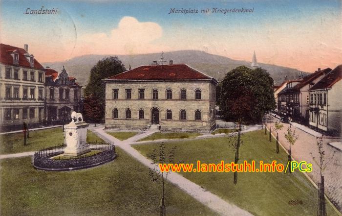 Marktplatz mit Kriegerdenkmal
