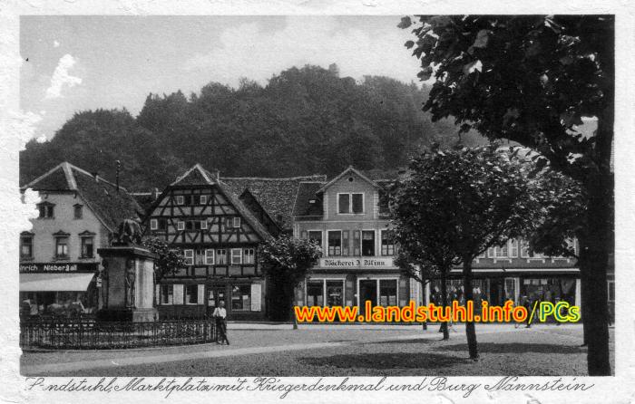 Marktplatz mit Kriegerdenkmal und Burg Nanstein